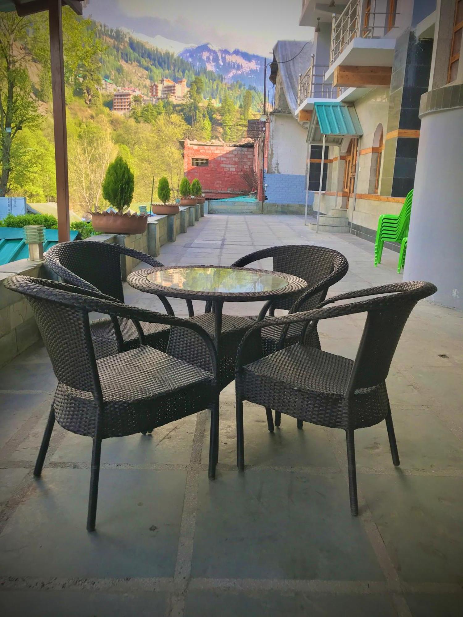 The Avenue Hotel , Manali A River Side Hotel Exterior photo
