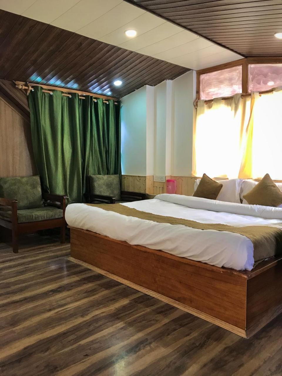 The Avenue Hotel , Manali A River Side Hotel Exterior photo
