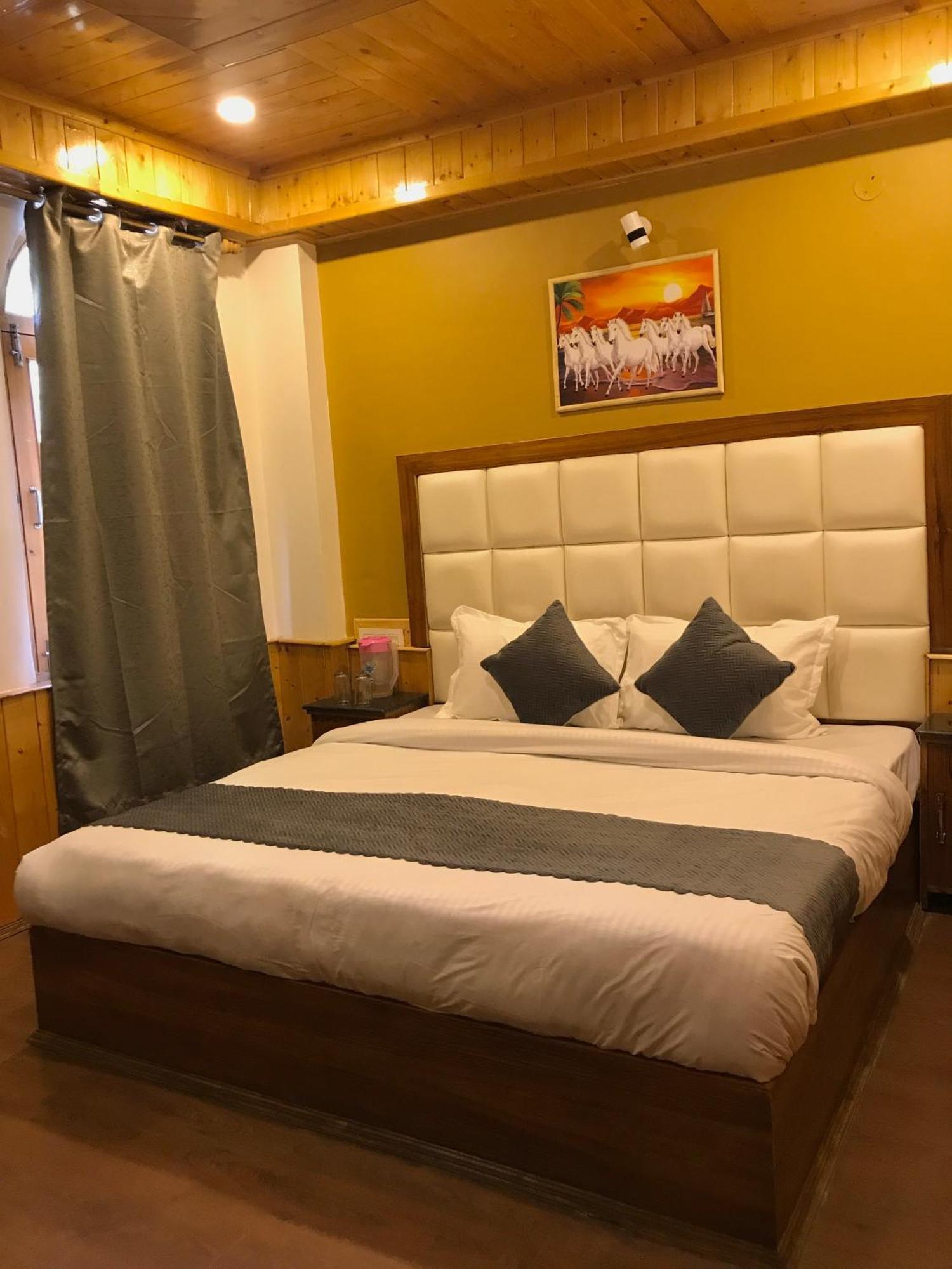 The Avenue Hotel , Manali A River Side Hotel Exterior photo