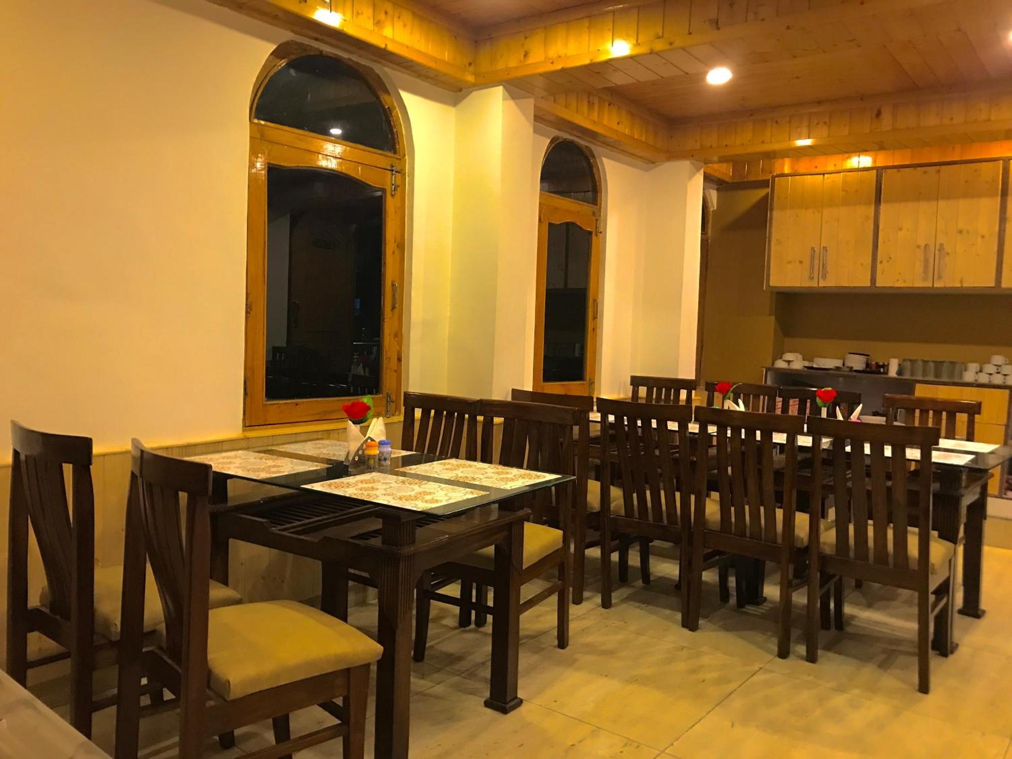 The Avenue Hotel , Manali A River Side Hotel Exterior photo
