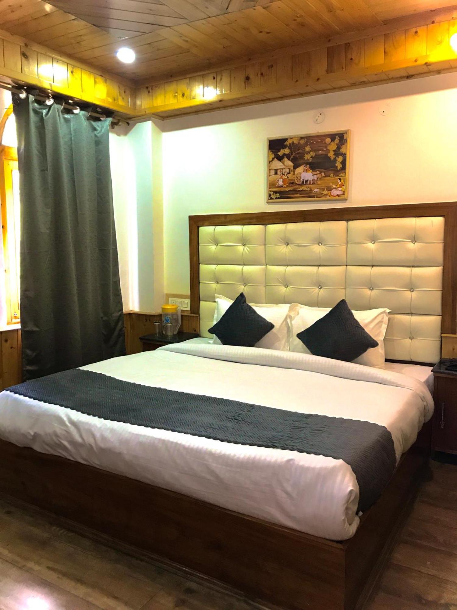 The Avenue Hotel , Manali A River Side Hotel Exterior photo