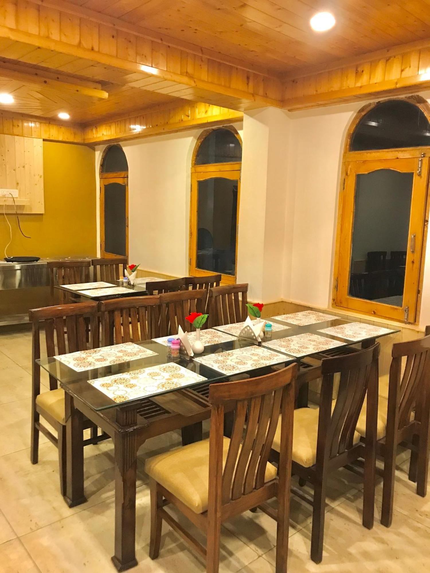 The Avenue Hotel , Manali A River Side Hotel Exterior photo