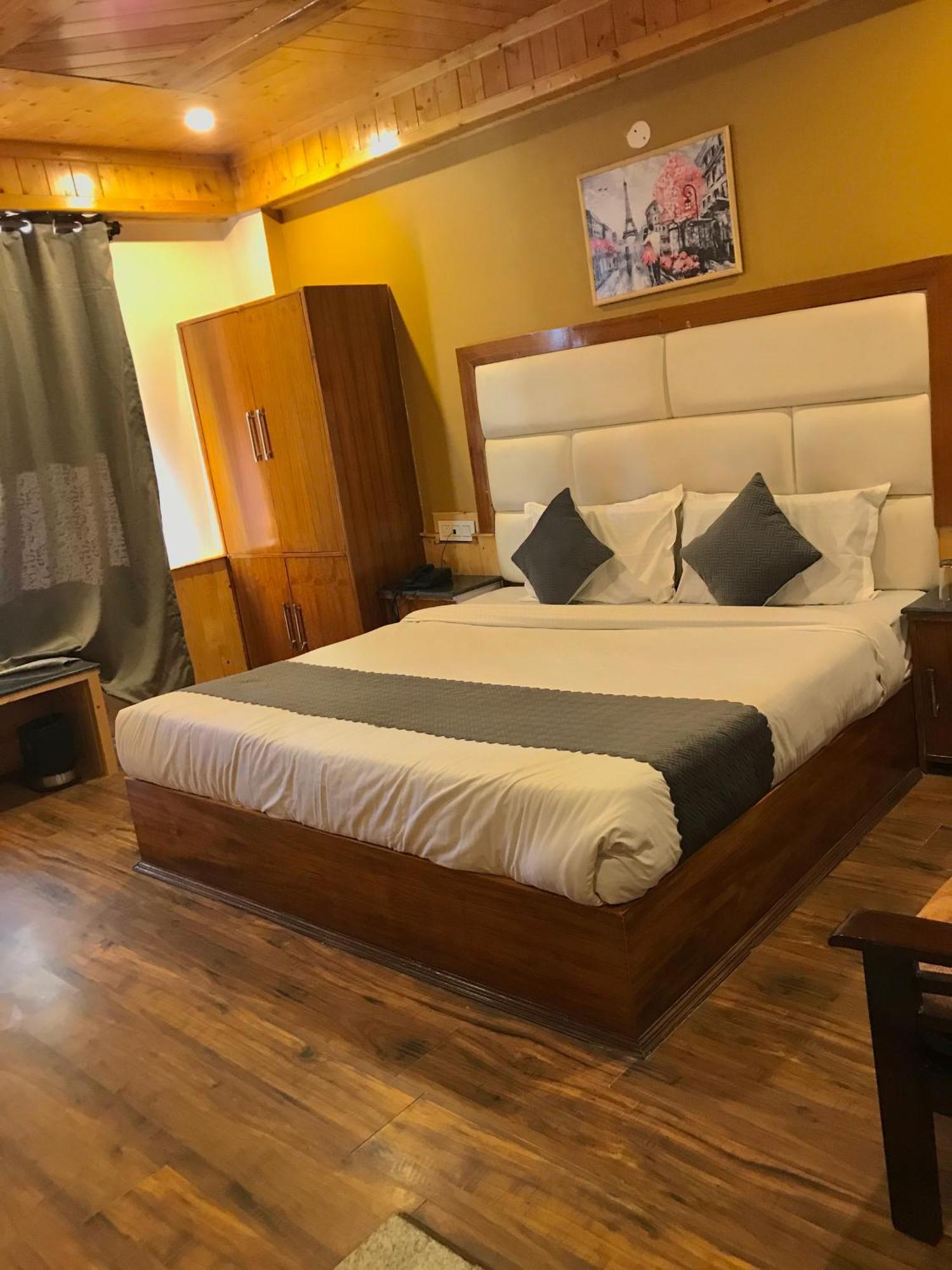 The Avenue Hotel , Manali A River Side Hotel Exterior photo
